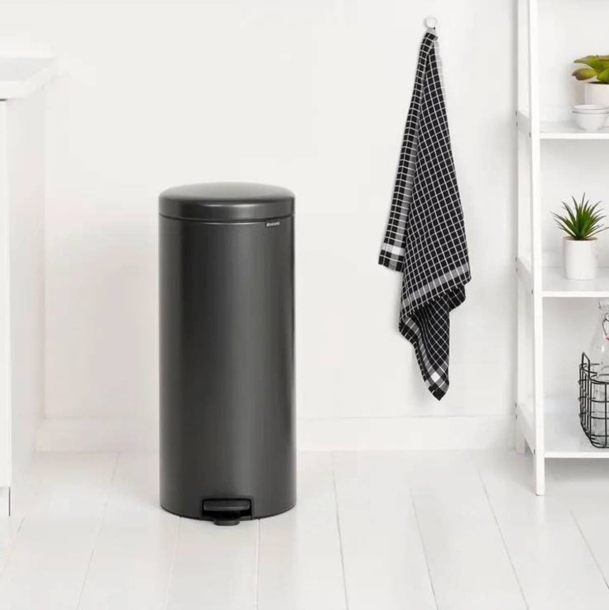 Бак мусорный с педалью Brabantia NewIcon 30л, черный 
Бак мусорный с педалью Brabantia NewIcon 30л, черный