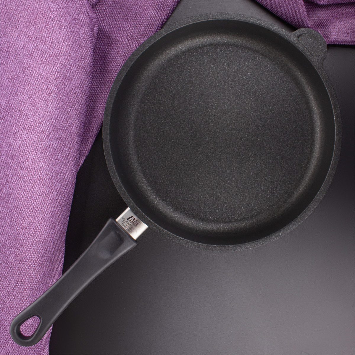 Сковорода индукционная AMT Frying Pans Titan 26см AMT AMTI-526FIX, цвет черный