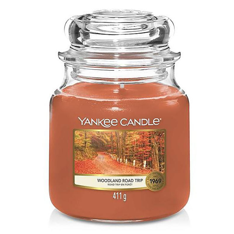 Свеча средняя в стеклянной банке Yankee Candle Путешествие по лесу свеча средняя в стеклянной банке yankee candle кора дуба и лаванда