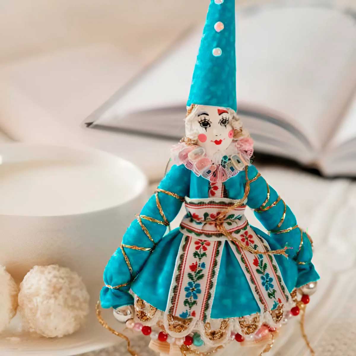 

Елочная игрушка Мануфактура подарков Клоунесса в голубом