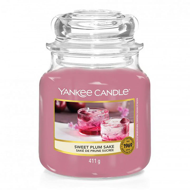 Свеча средняя Yankee Candle Сливовый саке Yankee Candle 1633578E, цвет розовый - фото 1