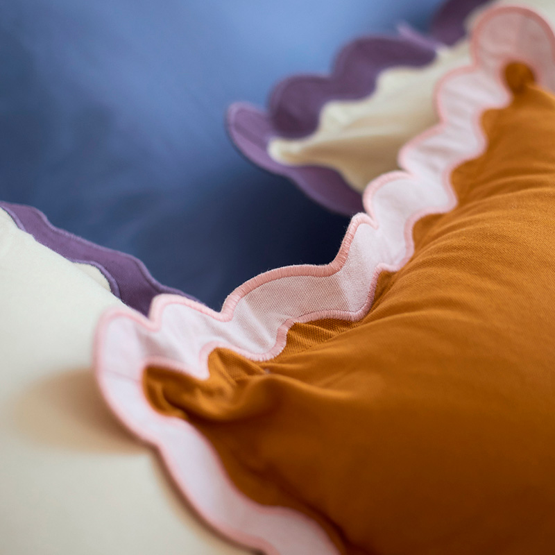 

Чехол на подушку Tkano Trendy Ruffles с контрастным кантом розового цвета