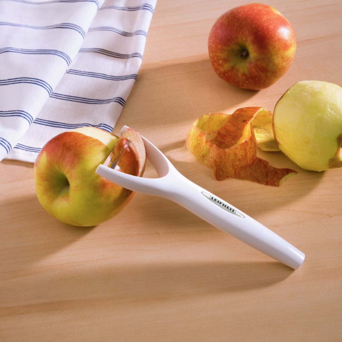 Овощечистка с плавающим лезвием Leifheit Comfortline 1100₽