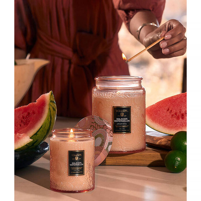 Свеча ароматическая Voluspa Калахарский арбуз в маленькой стеклянной банке со стеклянной крышкой Voluspa 73527, цвет розовый - фото 6
