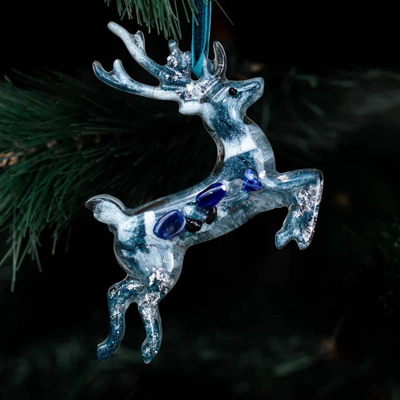 

Елочная игрушка из содалита Incrua Олень