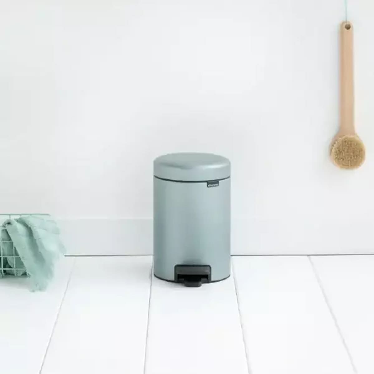 Мусорный бак с педалью Brabantia NewIcon 3л мятный 11320₽
