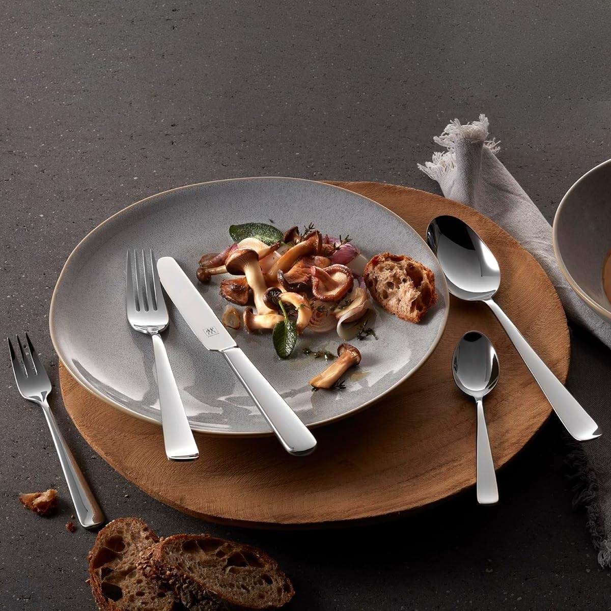 

Набор столовых приборов Zwilling Swing 68 предметов на 12 персон